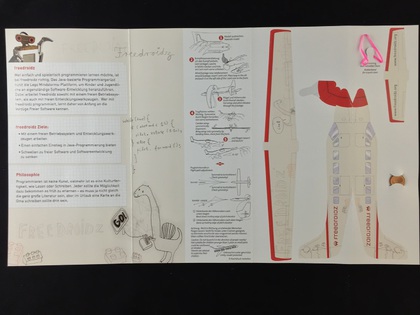 Originelle Give Aways für Kinder: Papierflieger zum Teckids-Projekt Freedroidz